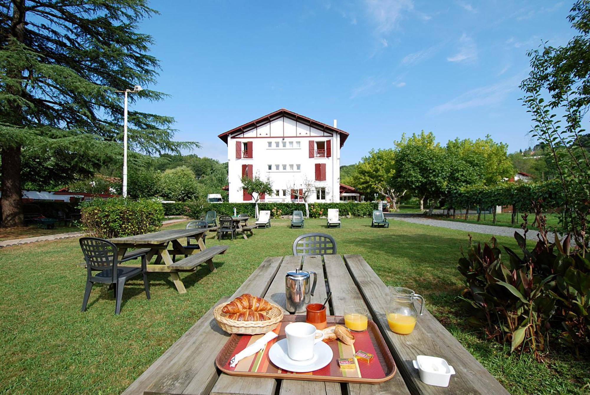 Hotel Pyrenees Atlantique Saint-Pee-sur-Nivelle Exterior photo